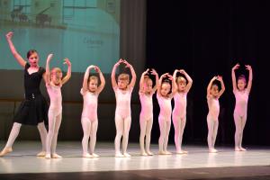 Čebelice s strogo učiteljico Mico (Karin Antunović)